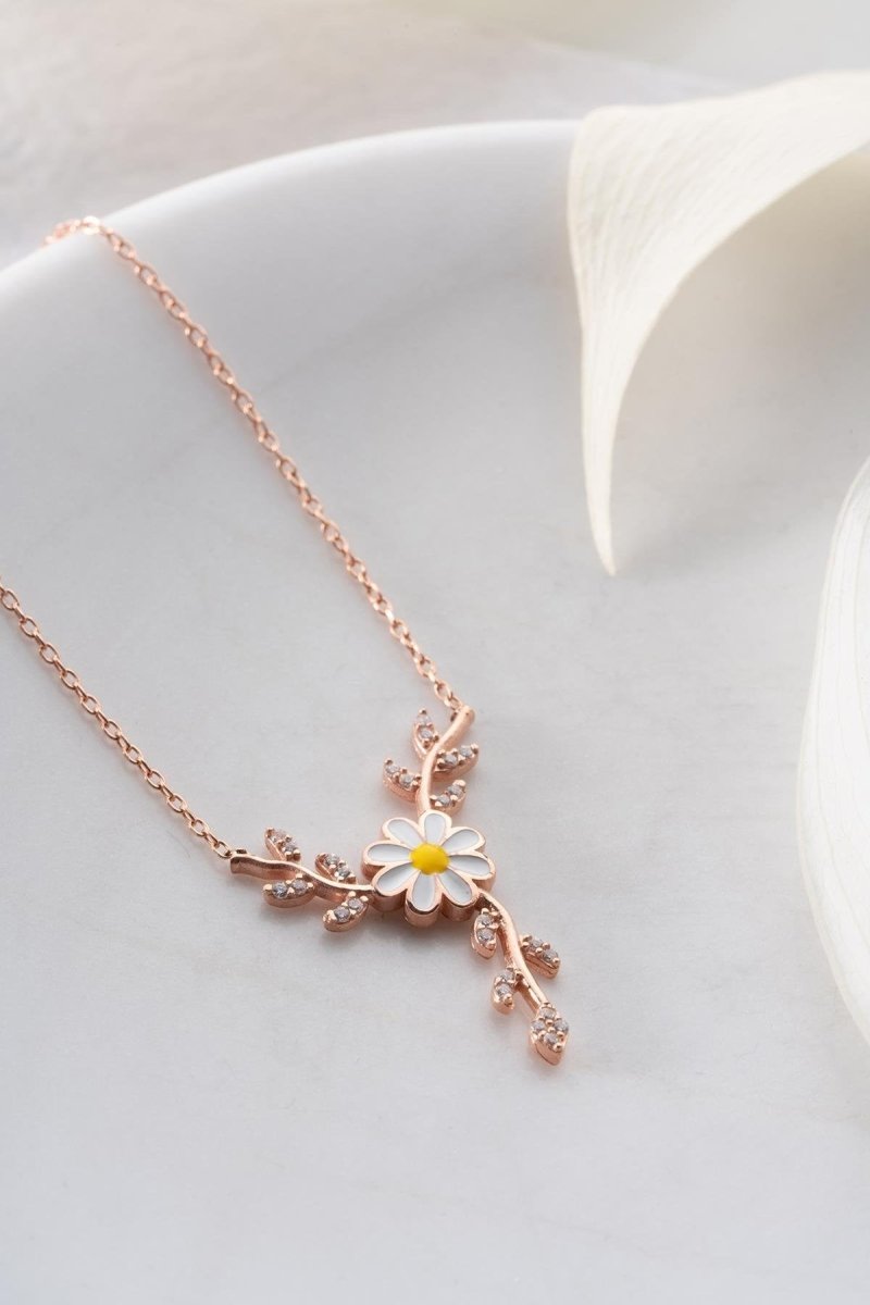 Nereze | Daisy Necklace With White Enamel on a Branch - TryAladdin