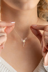 Nereze | Daisy Necklace With White Enamel on a Branch - TryAladdin